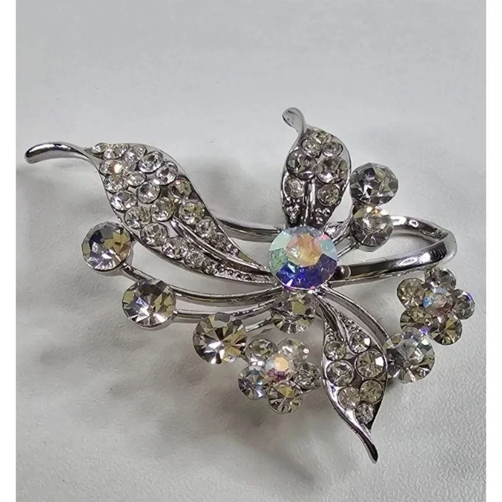 ZYN Silver Tone Rhinestone Floral‎ Brooch Pin Sparkling Crystal Flower